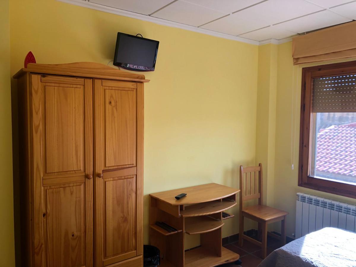Bar Hostal Torralba De Los Sisones Bagian luar foto