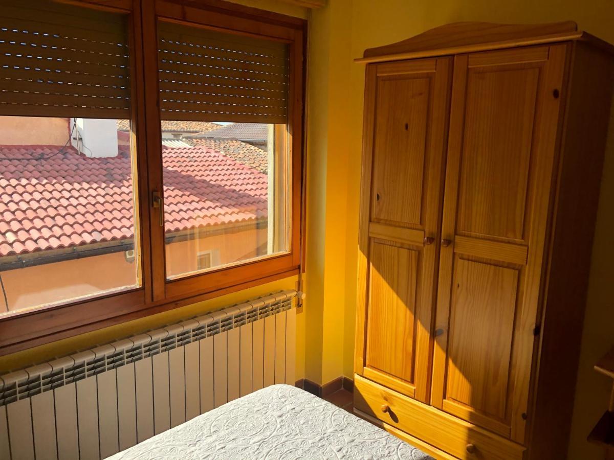 Bar Hostal Torralba De Los Sisones Bagian luar foto