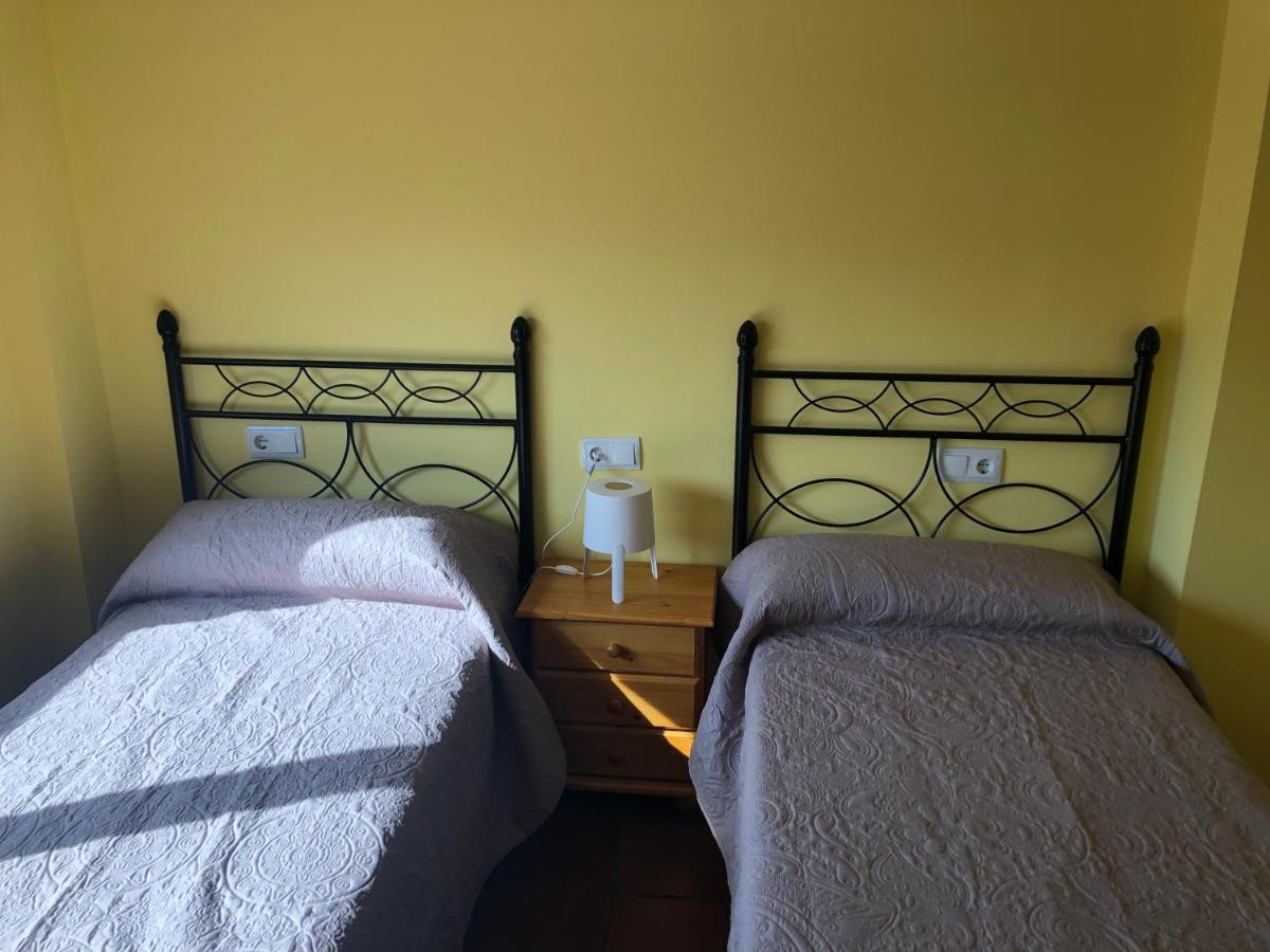 Bar Hostal Torralba De Los Sisones Bagian luar foto