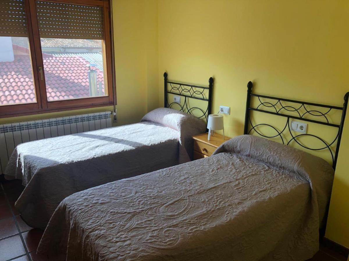 Bar Hostal Torralba De Los Sisones Bagian luar foto